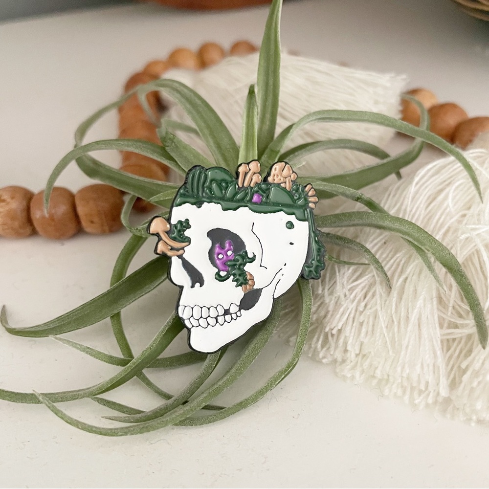 Skull with plants metal pin. Brand new!
